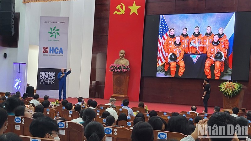 En la ceremonia inaugural de la Semana del Espacio de la NASA 2023 en Hau Giang.