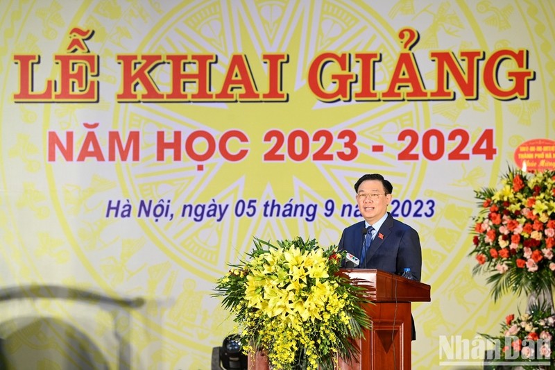 El presidente de la Asamblea Nacional de Vietnam, Vuong Dinh Hue, habla en el evento. 