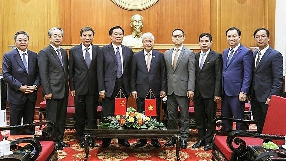El presidente del Frente de la Patria de Vietnam, Do Van Chien, y el jefe del Comité de Asuntos Económicos de la Conferencia Consultiva Política del Pueblo Chino, Wang Guosheng, y otros delegados en la reunión. (Fotografía: VNA)