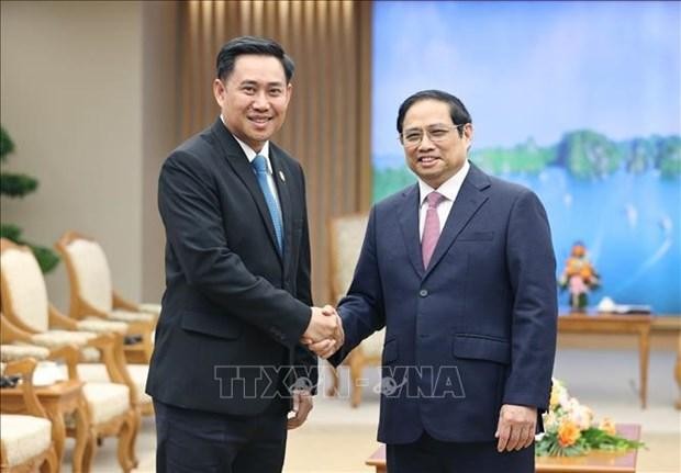 El primer ministro de Vietnam, Pham Minh Chinh (derecha) y el ministro - Jefe de la Oficina del primer ministro de Laos, Alounxai Sounnalath. (Fotografía: VNA)