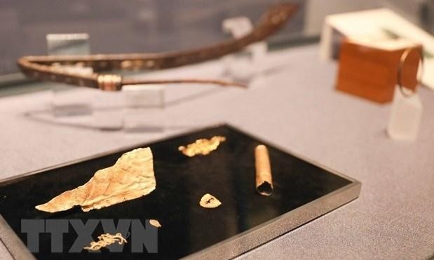 Piezas de oro decoradas en objetos descubiertos en la Ciudad Imperial de Thang Long. (Fotografía: VNA)
