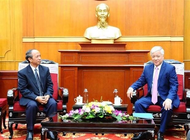 El presidente del Frente de la Patria de Vietnam, Do Van Chien (D) y el vicepresidente del Comité Central del Frente Lao para la Construcción Nacional (LFNC) Khampheuy Boutdavieng. (Fotografía: VNA) 
