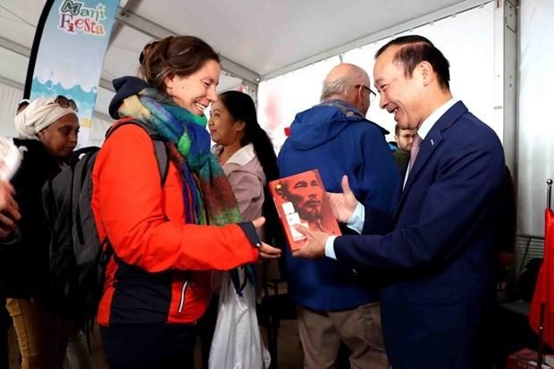 El embajador de Vietnam en Bélgica, Nguyen Van Thao, presenta libros sobre el Presidente Ho Chi Minh a lectores extranjeros. (Fotografía: VNA)