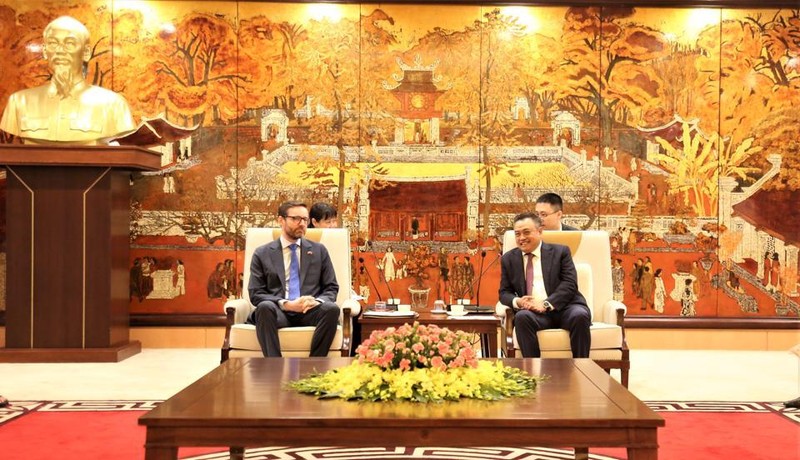 El presidente del Comité Popular de Hanói, Tran Sy Thanh (derecha) recibe al nuevo embajador del Reino Unido en Vietnam, Iain Frew. (Fotografía: kinhtedothi.vn) 