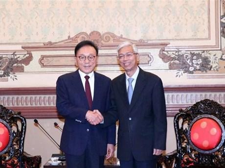 Vo Van Hoan, vicepresidente del Comité Popular de Ciudad Ho Chi Minh (derecha), y Park Soo-kwan, cónsul general honorario de Vietnam en la urbe surcoreana de Busan. (Fotografía: VNA)