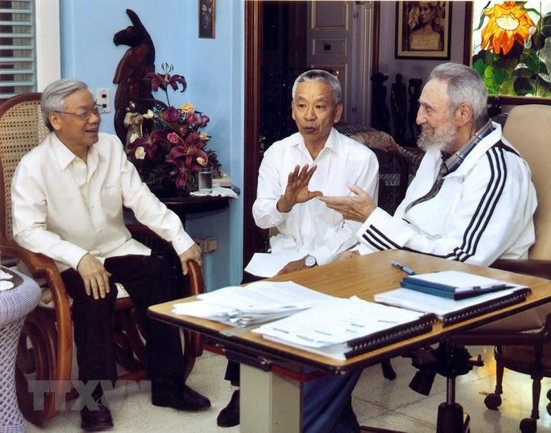 El secretario general del Partido Comunista de Vietnam, Nguyen Phu Trong, visita al compañero Fidel Castro, líder de la Revolución el pueblo de Cuba, en 2012. (Fotografía: VNA)