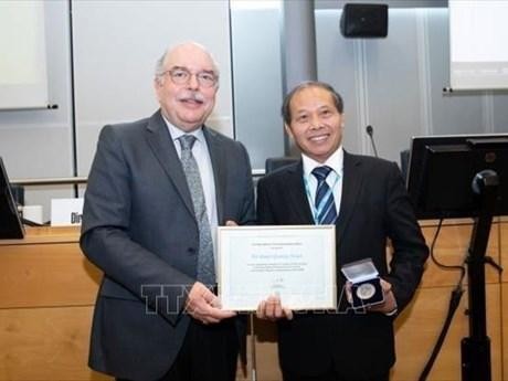 Doan Quang Hoa, exjefe del Departamento de Radiofrecuencia del Ministerio de Información y Comunicaciones de Vietnam, recibe el honor. (Fotografía: VNA)