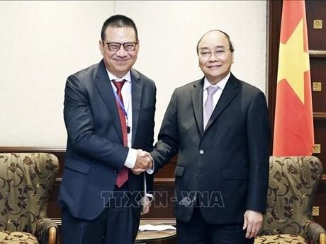 El presidente de Vietnam, Nguyen Xuan Phuc (D) y el presidente y director ejecutivo del grupo SCG, Roongrote Rangsiyopash. (Fotografía: VNA)