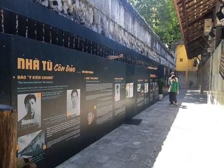 Historias sobre patriotas vietnamitas colgadas en la pared dentro de la reliquia de la prisión de Hoa Lo, Hanói. (Fotografía: VNA) 