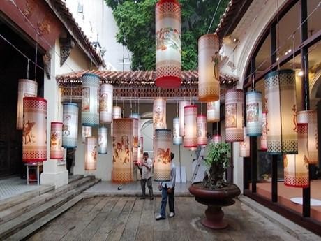 El espacio de la instalación de la linterna del artista Xuan Lam en el Centro de Cultura y Arte en el número 22 de la calle Hang Buom, distrito de Hoan Kiem, Hanói. (Fotografía: VNA)