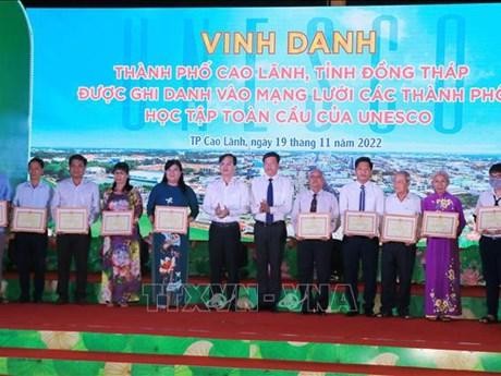 Los individuos sobresalientes en la construcción de una sociedad de aprendizaje reciben certificación de la ciudad de Cao Lanh. (Fotografía: VNA)