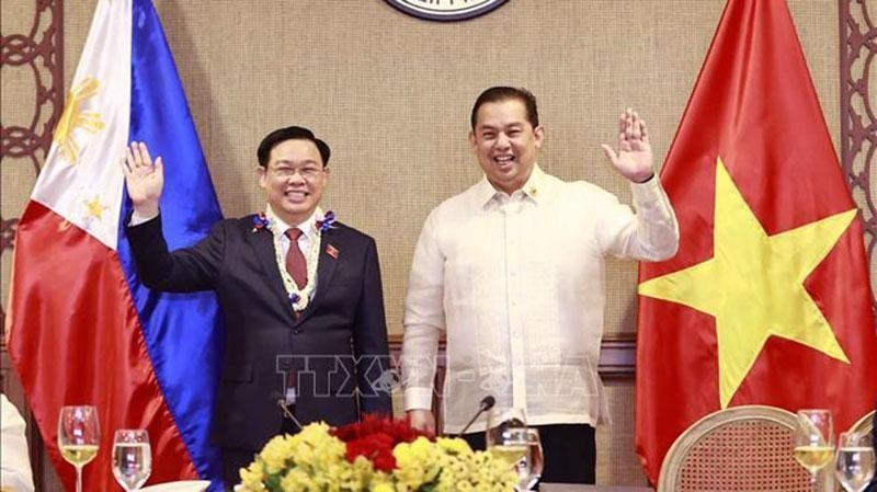 El presidente de la Asamblea Nacional de Vietnam, Vuong Dinh Hue, y el presidente de la Cámara de Representantes de Filipinas, Martin Romualdez, en la ceremonia. (Fotografía: VNA)