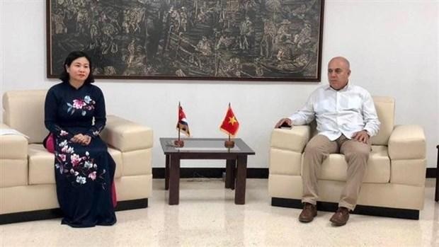 La reunión entre Nguyen Thi Tuyen, miembro del Comité Central del Partido Comunista de Vietnam, y Roberto Morales Ojeda, miembro del Buró Político y secretario de Organización del Comité Central del Partido Comunista de Cuba. (Fotografía: VNA)