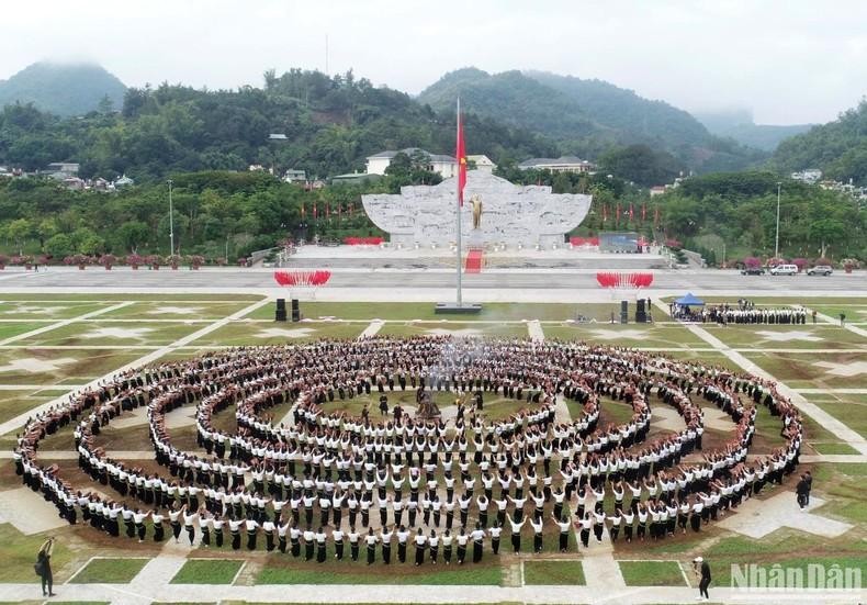 El gran círculo del baile Xoe de la etnia Thai en la Plaza de Tay Bac con la participación de las candidatas a Miss Turismo Mundial 2022.