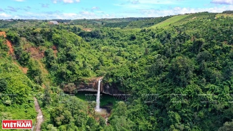 La leyenda cuenta que Lieng Nung es la única cascada del arroyo Dak Nia, que se origina de los bosques sagrados, por lo que su corriente es transparente durante todo el año. (Fotografía: VNA)