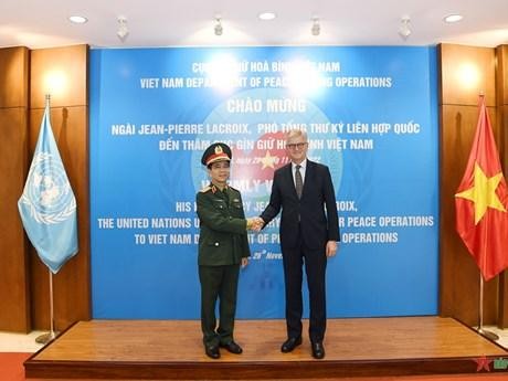 El secretario general adjunto de Operaciones de Paz de la ONU, Jean-Pierre Lacroix, y Hoang Kim Phung, director del Departamento de Mantenimiento de la Paz de Vietnam. (Fotografía: qdnd.vn)