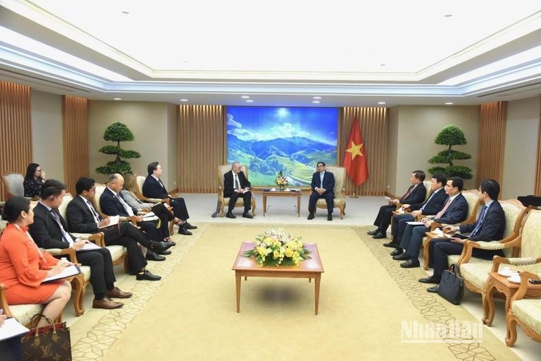 El primer ministro de Vietnam, Pham Minh Chinh, recibe a una delegación empresarial del Consejo de negocios Estados Unidos-Asean. (Fotografía: VNA)