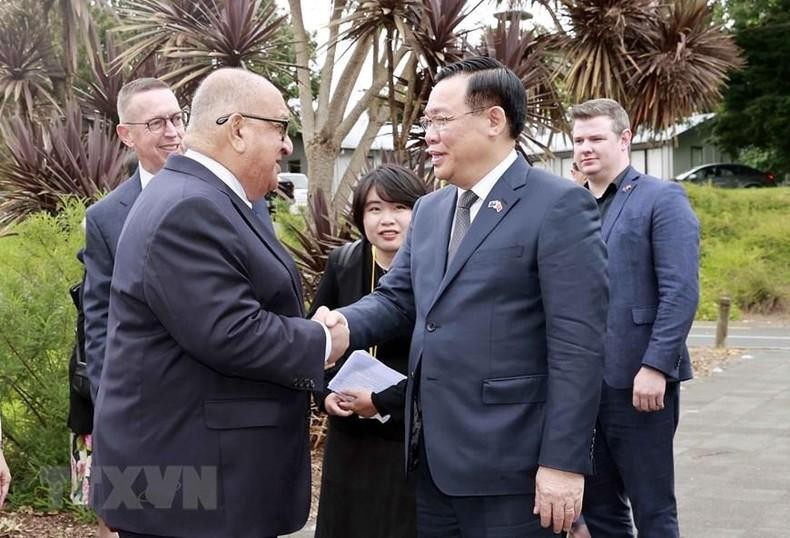 Dirigentes de la Universidad de Waikato reciben al presidente de la Asamblea Nacional de Vietnam, Vuong Dinh Hue. (Fotografía: VNA)