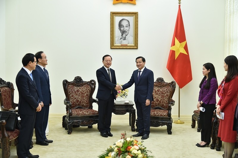 El viceprimer ministro vietnamita Le Minh Khai, recibió al presidente del grupo surcoreano Samsung Electronics, Park Hark Ky. (Fotografía: VNA)