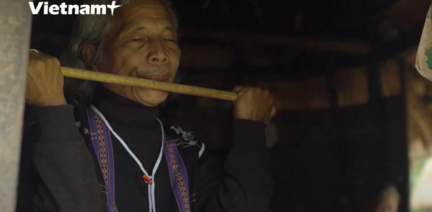 Briu Po, residente en la aldea de Aroh y su flauta. (Fotografía: Vietnam+)