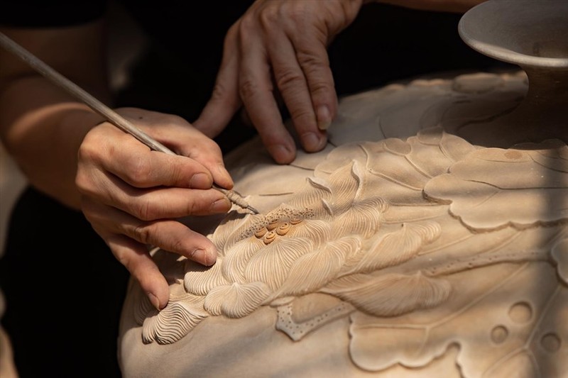 El artesano Nguyen Hung decidió dedicarse a la artesanía de la cerámica durante los últimos 40 años. (Fotografía: VNA)