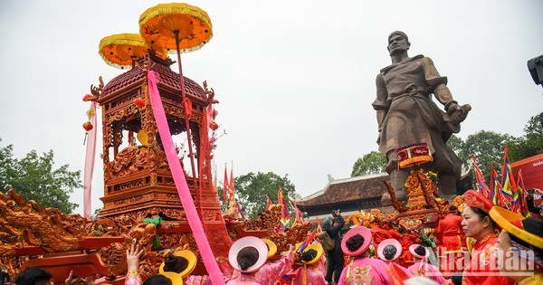 Ciudadanos de Hanói celebran el Festival de Montículo de Dong Da 2023
