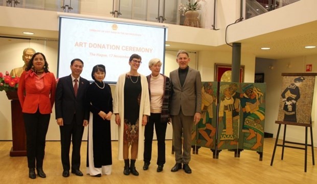 Delegados en la ceremonia de recepción de las pinturas en la Embajada de Vietnam en los Países Bajos. (Fotografía: Baoquocte.vn)