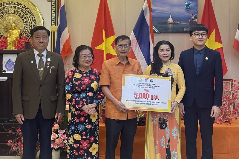 Representantes del Fondo de becas Vu A Dinh y el Club “Por Hoang Sa-Truong Sa” entregan obsequios para apoyar el movimiento del aprendizaje del idioma vietnamita de los vietnamitas residentes en Udon Thani.