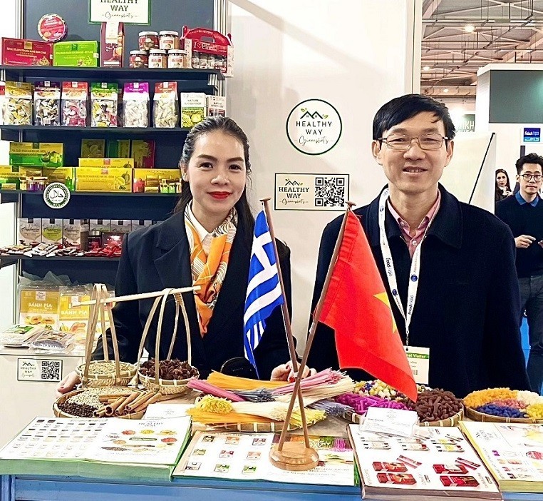 El embajador vietnamita en Grecia, Le Hong Truong, quedó impresionado con los productos agrícolas de Healthyway Giaanphat. (Foto: baoquocte.com.vn)