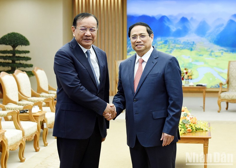 El primer ministro Pham Minh Chinh recibe al viceprimer ministro y titular de Relaciones Exteriores y Cooperación Internacional de Camboya, Prak Sokhonn.