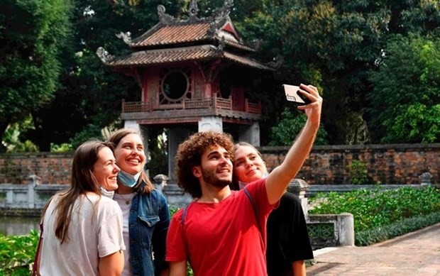 Los turistas extranjeros en el Templo de Literatura en Hanói. (Foto: VNA)