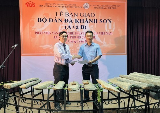 La ceremonia de entrega de dos juegos de litófonos antiguos de Khanh Son. (Foto: VNA)