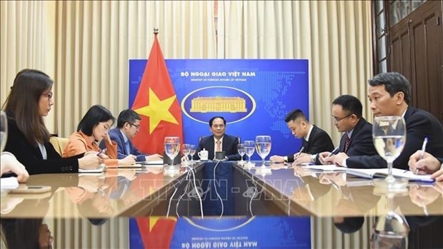 El canciller de Vietnam, Bui Thanh Son, mantiene una conversación telefónica con el consejero de Estado y ministro de Relaciones Exteriores de China, Qin Gang. (Foto: VNA)