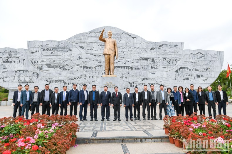 Dirigentes de Nhan Dan y de Son La, junto con representantes de las agencias de prensa se toman fotos de recuerdo en el Monumento dedicado al Tío Ho.