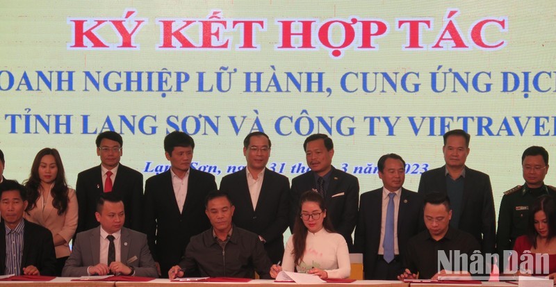 Acto de firma del acuerdo de cooperación entre las empresas de viajes y proveedores de servicios turísticos de Lang Son y la compañía Vietravel. 
