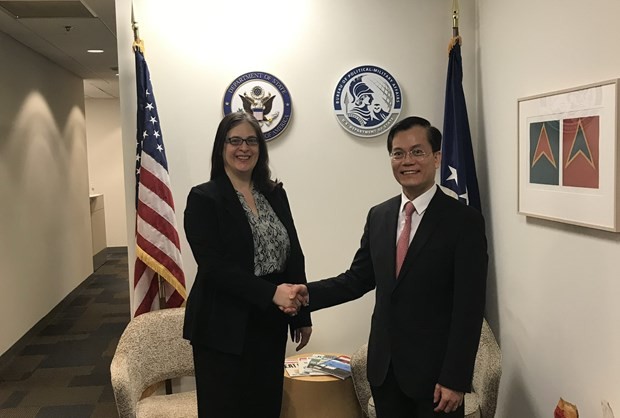 El vicecanciller vietnamita Ha Kim Ngoc y Jessica Lewis, subsecretaria de Estado de Estados Unidos para asuntos político-militares (Foto: VNA)