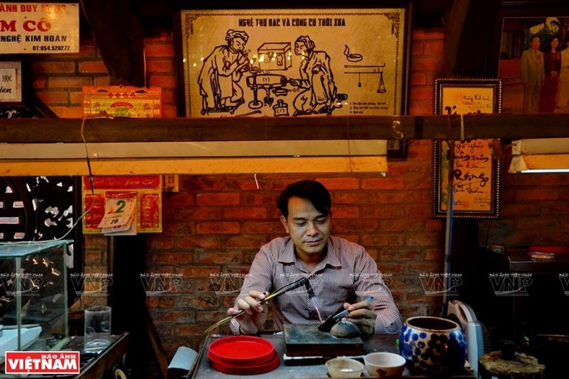 La orfebrería tradicional de Hue se ha conservado y desarrollado gracias a las generaciones de talentosos artesanos, incluido el joyero Le Luong, quien ha trabajado en este campo durante las últimas décadas. (Foto: Revista ilustrada de Vietnam)