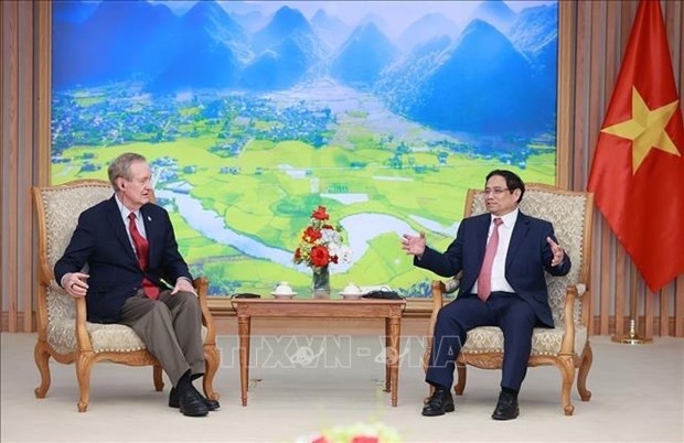 El primer ministro Pham Minh Chinh recibió a una delegación del Senado estadounidense, encabezada por el senador Mike Crapo. (Foto: VNA)