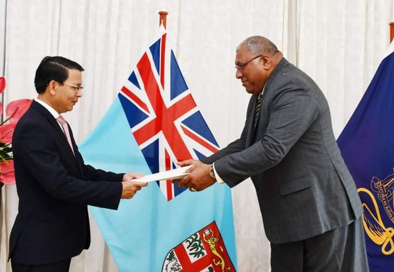 El embajador vietnamita Nguyen Van Trung entregó sus cartas credenciales al presidente de Fiyi, Ratu Wiliame Maivalili Katonivere. (VNA)
