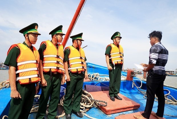 Autoridades de Ca Mau de Vietnam examinan barcos pescadores de la localidad. (Foto: VNA)