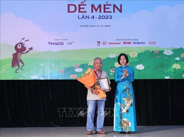 La directora general de la Agencia Vietnamita de Noticias, Vu Viet Trang, y el escritor Tran Duc Tien. (Fotografía: VNA)