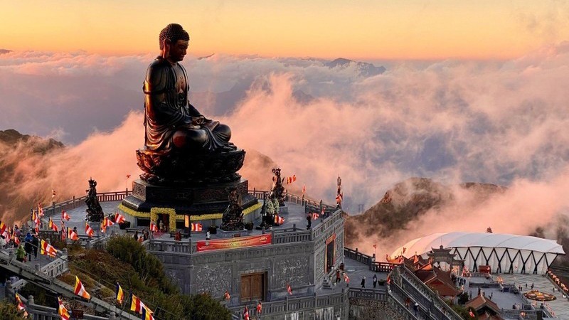 Gran estatua de Buda Amitabha en el pico Fansipan. 