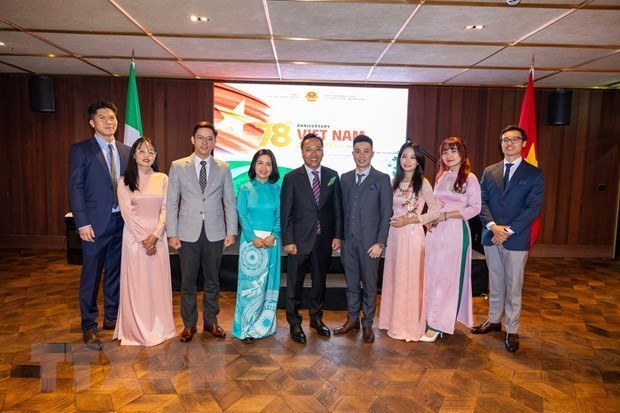 El Comité Ejecutivo Interino y el Consejo Asesor de la Asociación de Estudiantes Vietnamitas en Irlanda. (Foto: VNA)