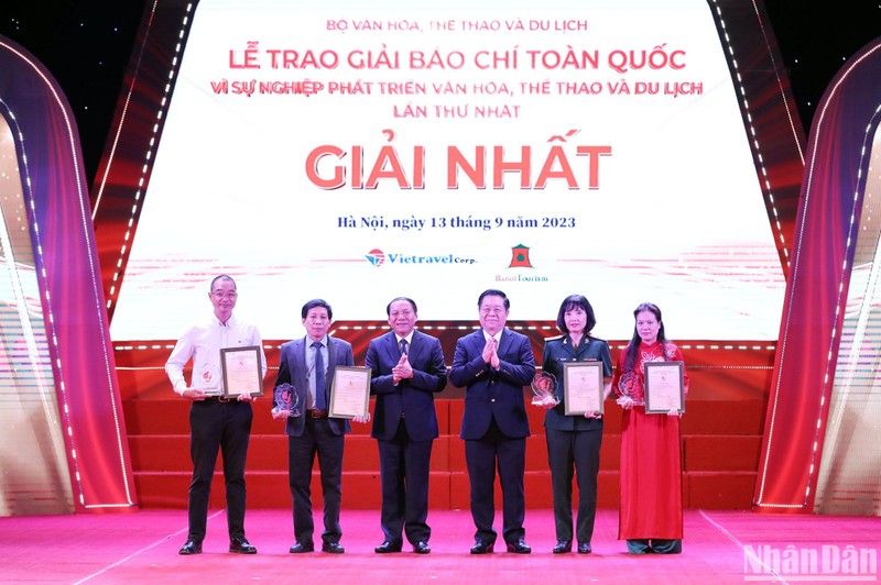 El jefe de la Comisión de Comunicación y Educación del Comité Central del PCV, Tran Trong Nghia, otorga el primer premio a los ganadores. 