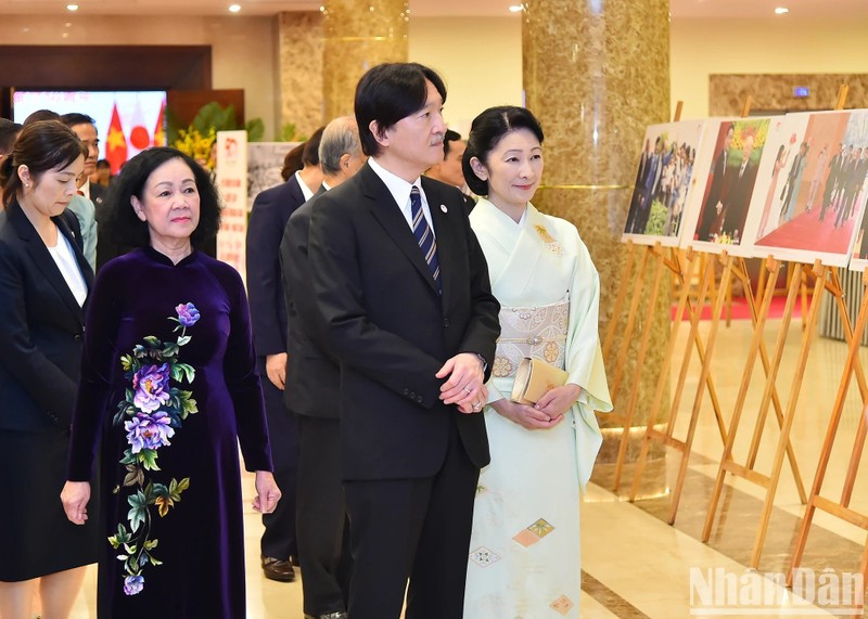 La miembro del Buró Político y permanente del Secretariado del Comité Central del Partido Comunista de Vietnam, Truong Thi Mai, junto con el príncipe heredero japonés Akishino y la princesa Kiko visitan la zona donde exhibe imágenes sobre la cooperación Vietnam- Japón. 