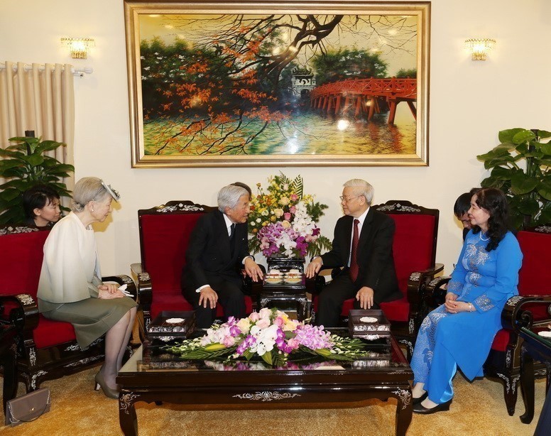 El secretario general del Partido Comunista de Vietnam, Nguyen Phu Trong (segunda persona desde la derecha) y su cónyugue (túnica azul) se reunieron con el rey japonés Akihito y la reina Michiko durante una visita oficial a Vietnam (3 de marzo de 2017). (Fuente: VNA)