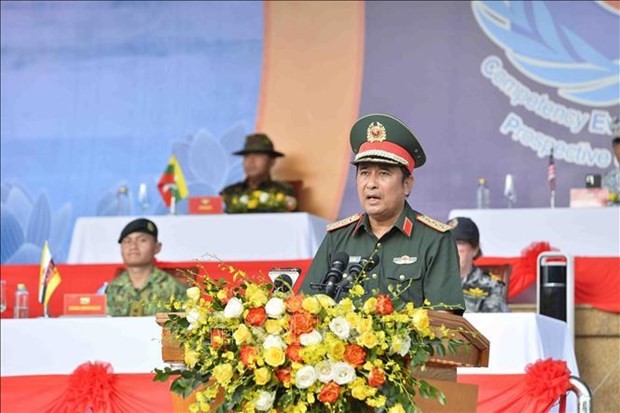 El coronel general Phung Si Tan, subjefe del Estado Mayor General del Ejército Popular de Vietnam, interviene en la cita. (Foto: VNA)