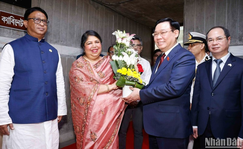 La presidenta de la Asamblea Nacional de Bangladesh, Shirin Sharmin Chaudhury, recibe a su homólogo vietnamita, Vuong Dinh Hue. 