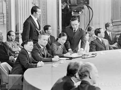 La canciller del Gobierno Revolucionario Provisional de la República de Vietnam del Sur, Nguyen Thi Binh, firmó el documento de los Acuerdos de paz de París el 27 de enero de 1973 en el Centro de Conferencia Internacional en París ( Francia) (Fotografía: VNA)
