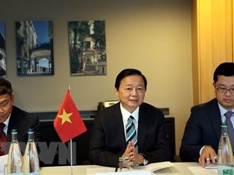 El viceprimer ministro de Vietnam Tran Hong Ha (centro). (Fotografía: VNA)